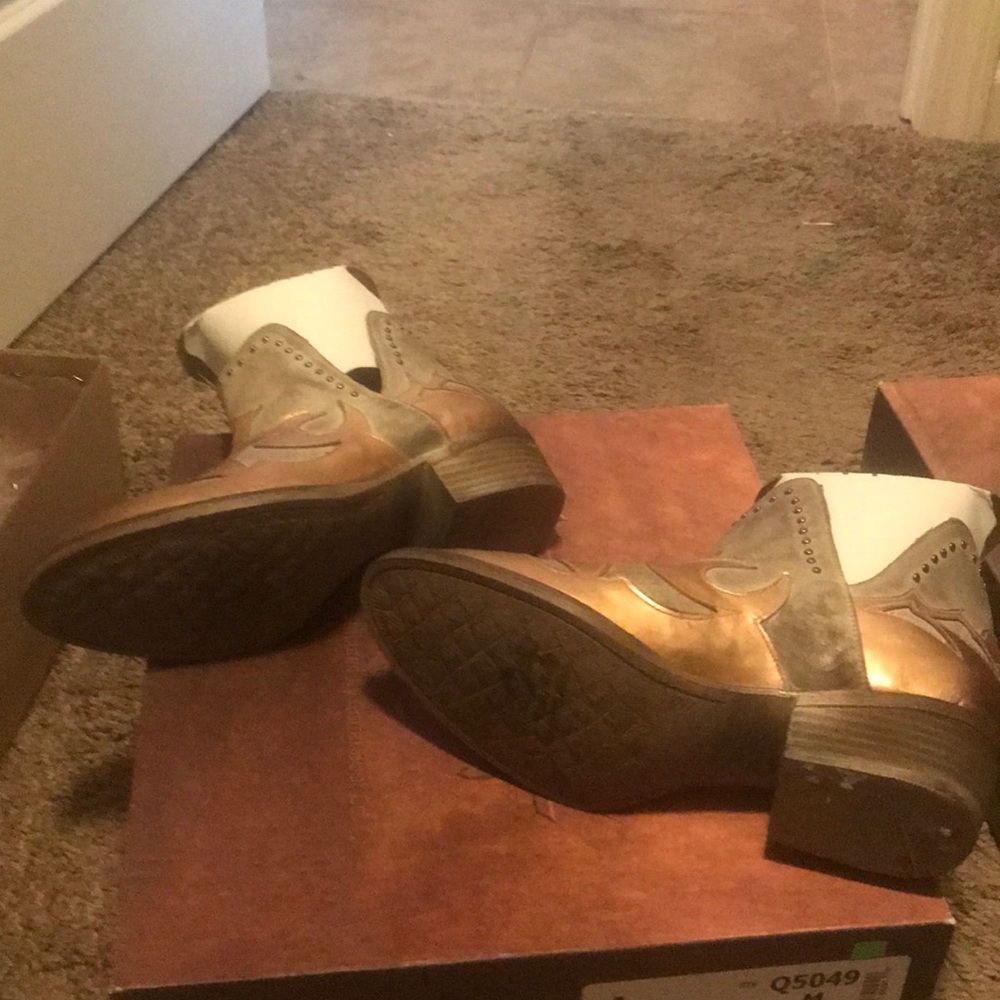 Boots - Picture 3 of 5